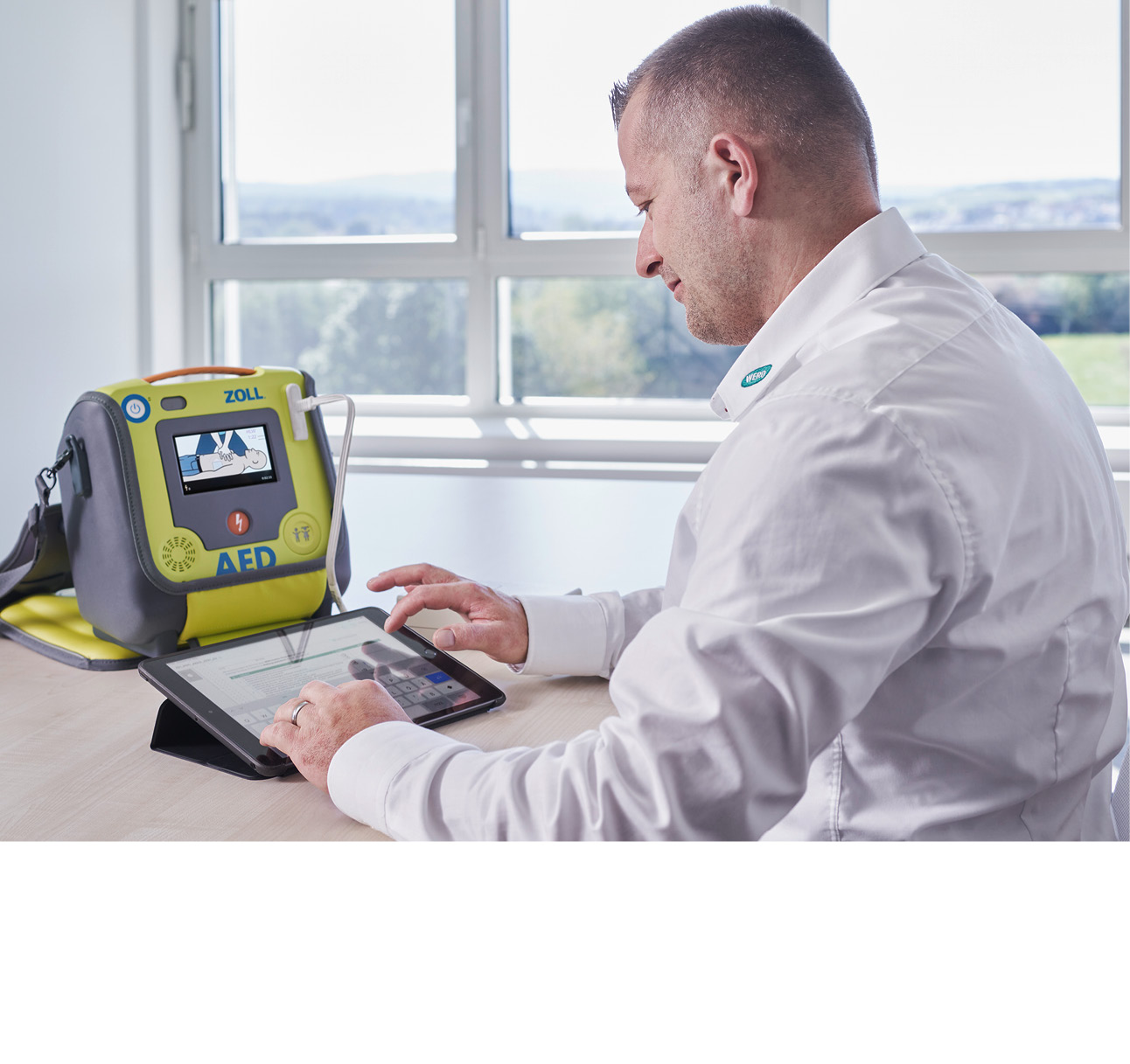 Prüfung des ZOLL AED Defibrillators durch WERO Mitarbeitenden