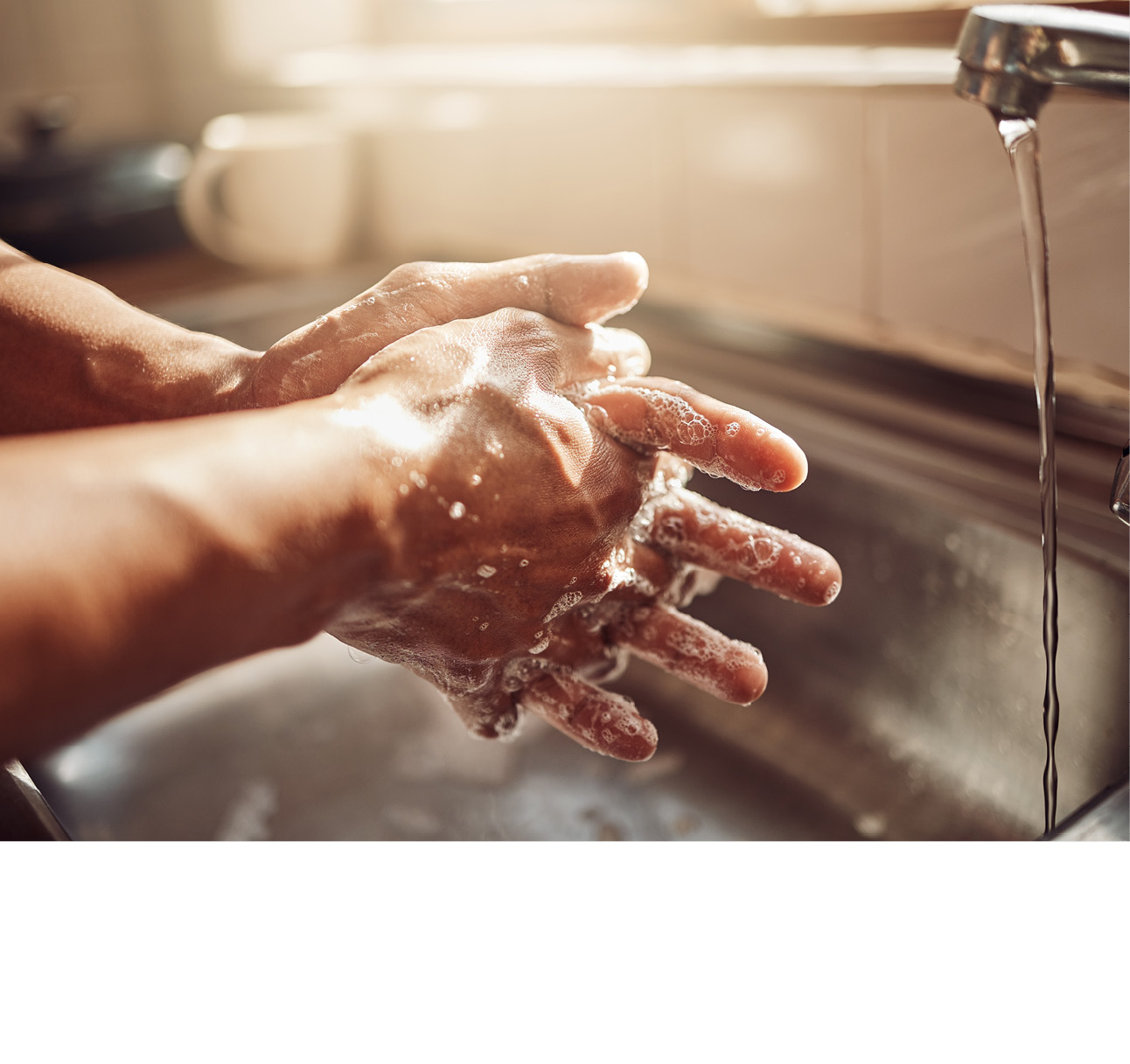Person wird beim Reiningen der Hände mit Seife gezeigt