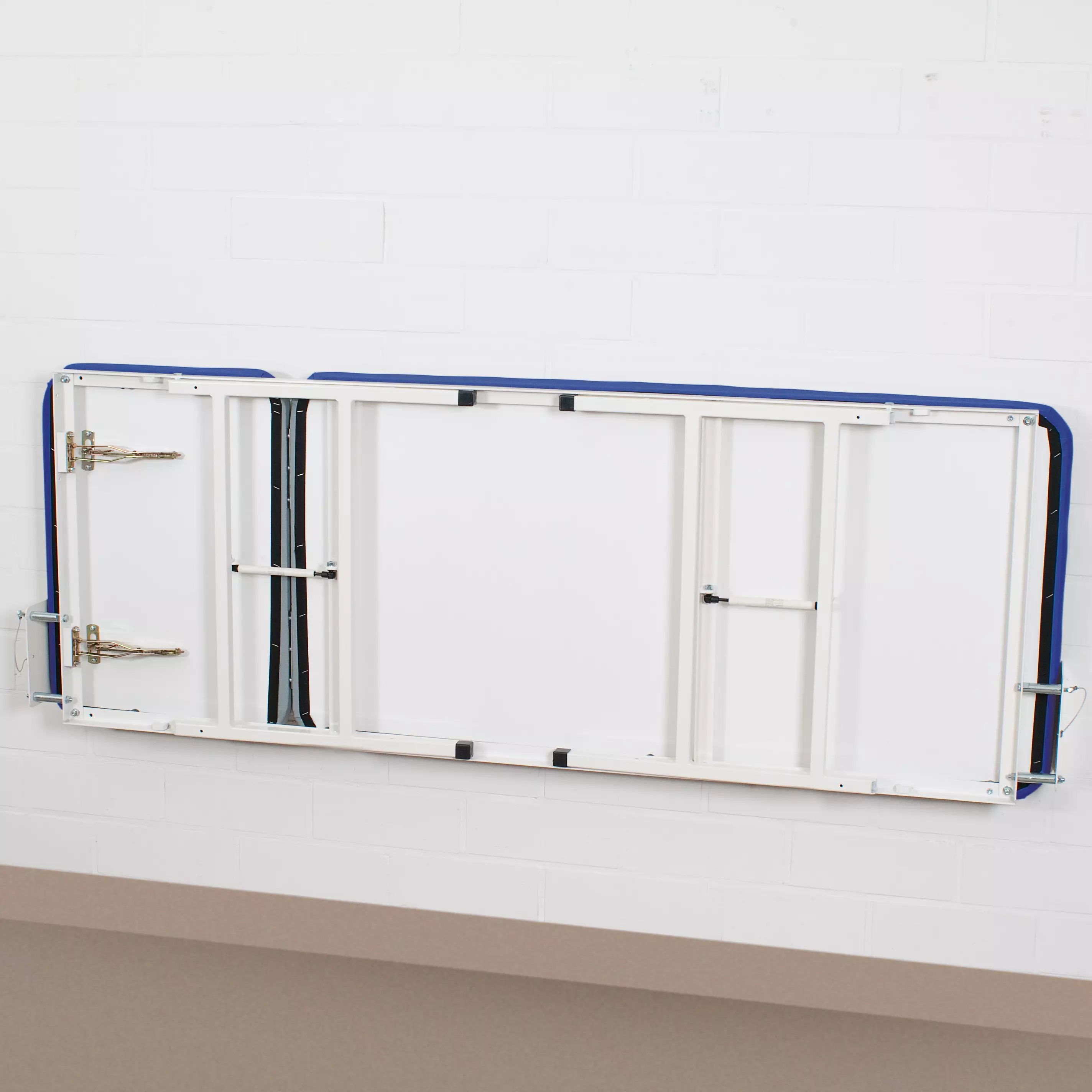 Wall-mounted folding lounger - Blue